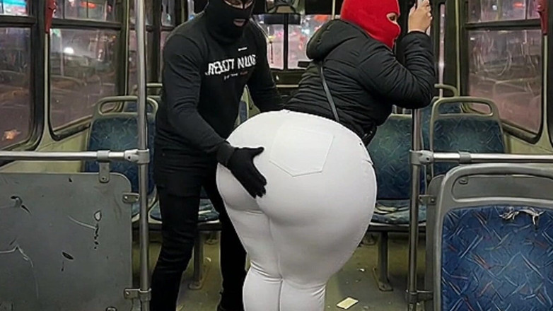 Animate golden: Culo grosso latina in pantaloni bianchi attillati sull'autobus finisce in...