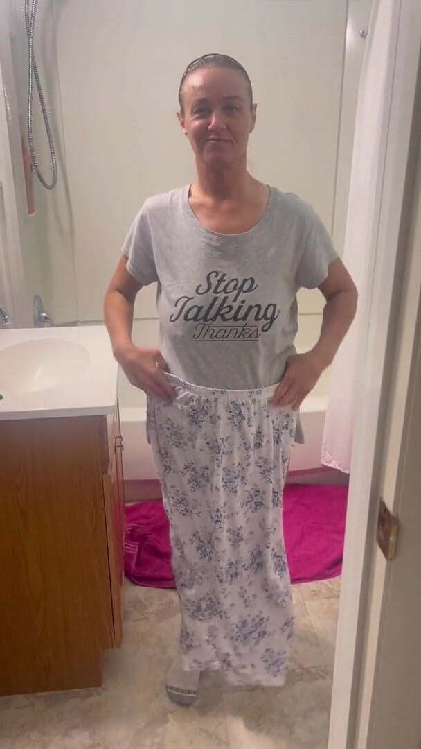 Sweet Marie: Olgun marie tuvalet kullanarak soyunuyor, duş alıyor ve kurutuyor
