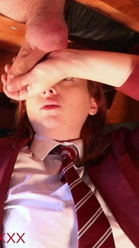 Estudiante británica caliente chupa polla anónima en la mesa de ordeño