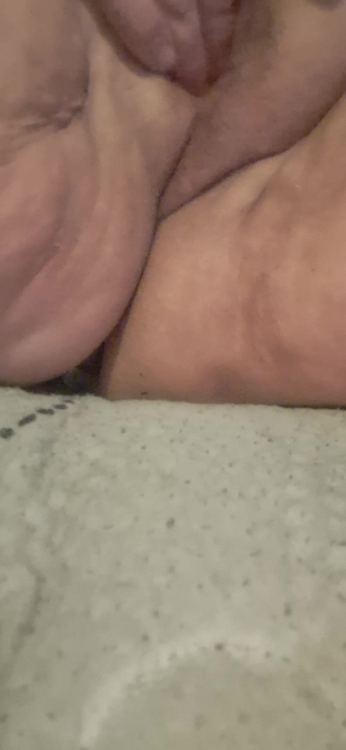 MAGLIGHTGIRL69: Edepsizce konuşan orta yaşlı seksi ev hanımı amıyla oynuyor