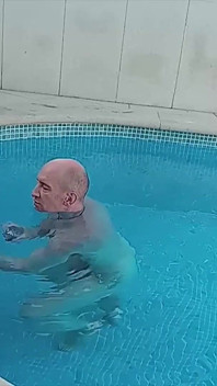 Travesti e cara fazem sexo em piscina de férias! Boquete e Assfuck!