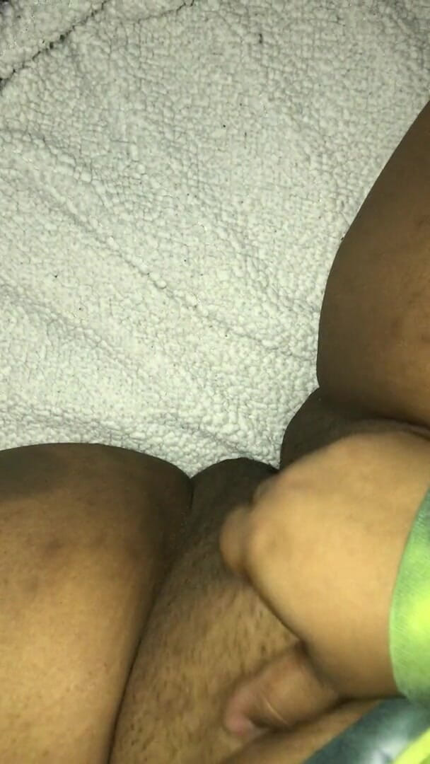 Wet pussy bby: Bby brincando com sua buceta gorda e molhada