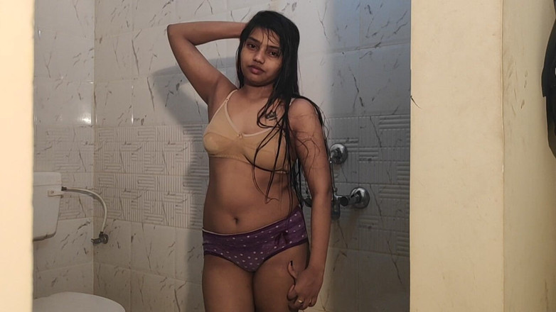 Alia Advani: Người mẫu trưởng thành Ấn Độ Alia Advani ướt gợi cảm tắm show