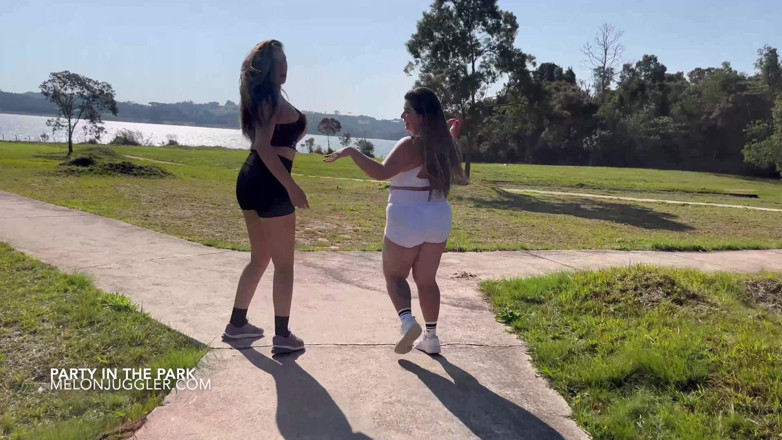 Busty BBW Latinas: Vollbusige bBW-lesben haben sex in einem park