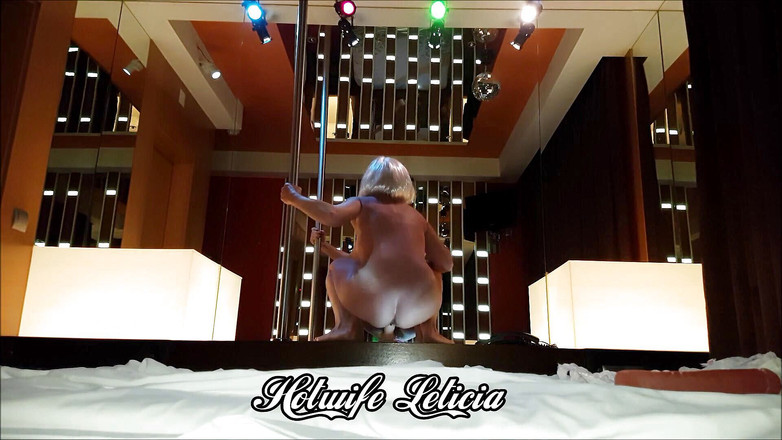 Hotwife Leticia: MILF menunggangnya dengan keras, dildo panjang