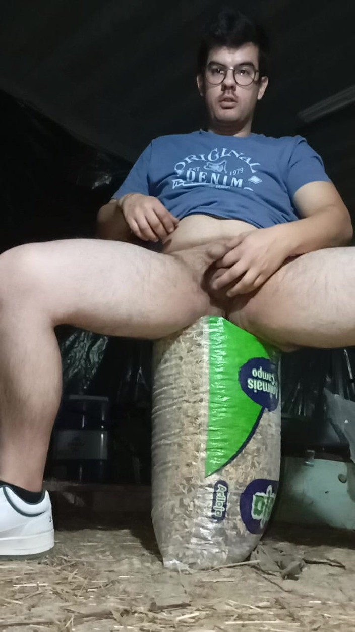 A large Portuguese dick: 仓库里打手枪