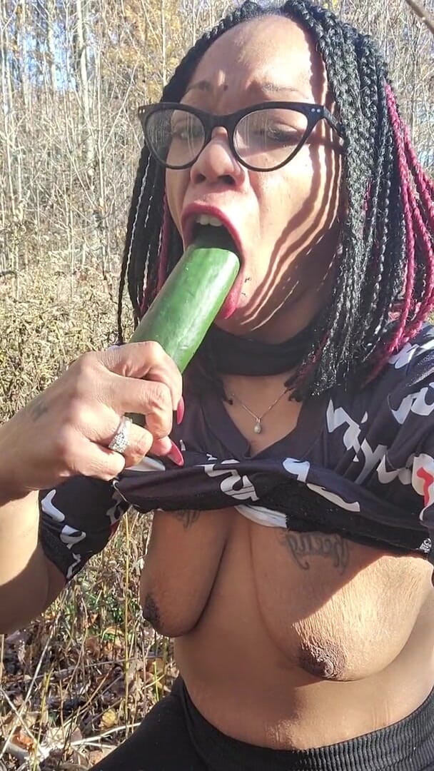 Daddy and UniQueen21: Sucking my cucumber before park ranges show up