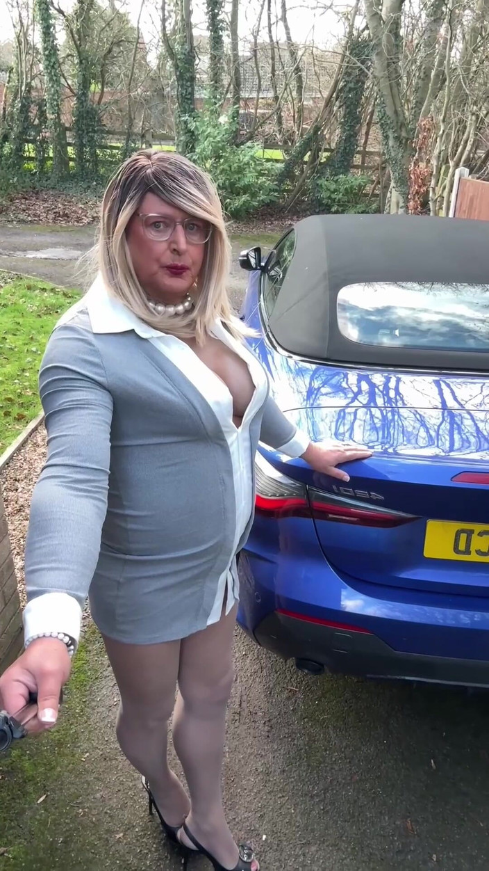 Kellycd2022: Travestit sexy Kellycd2022 în ciorapi gri și tocuri