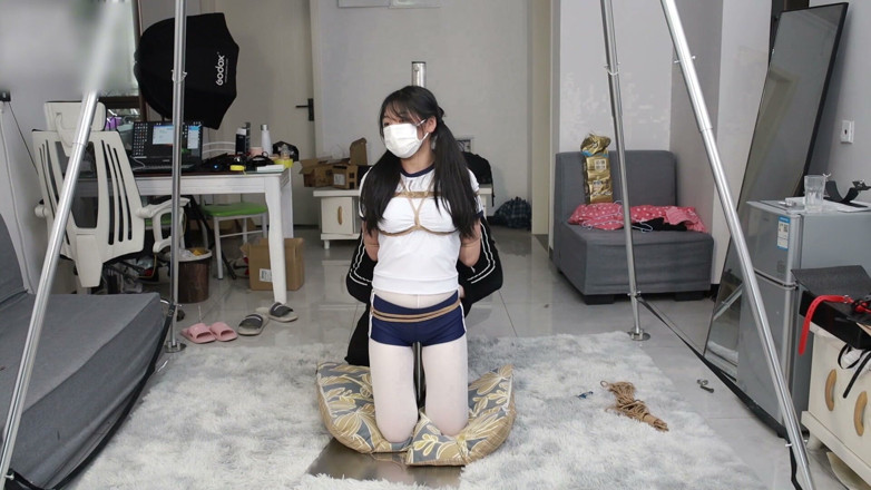 Asian bondage: The Girlfriend in White Stockings Was Tied to an Iron...