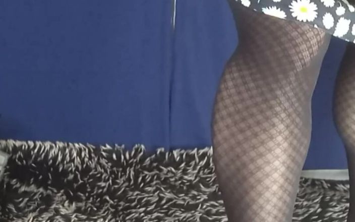 AdultGameplays: Kostkované punčocháče, vysoké podpatky a mini šaty