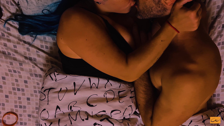 Unlimited Orgasm: Ateşli öpüşürken oda arkadaşımın sert meme uçlarıyla oynuyorum ve o sert...