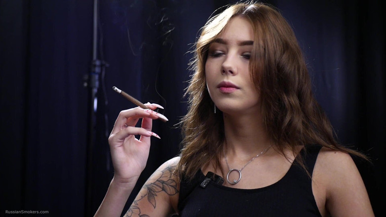 Russian Smokers: 19letá brunetka kouří 100mm kork cigaretu