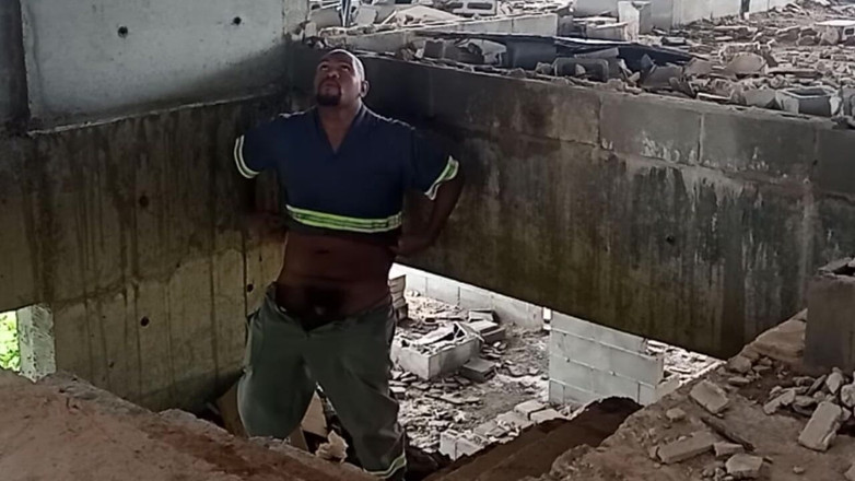 TheBlacKHunterr: Thủ dâm trong xây dựng