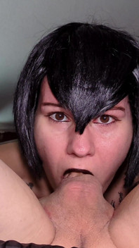 Fata goth Mavis cosplayer ia o dură adânc în gât și are parte de o șarjă uriașă de spermă în torace