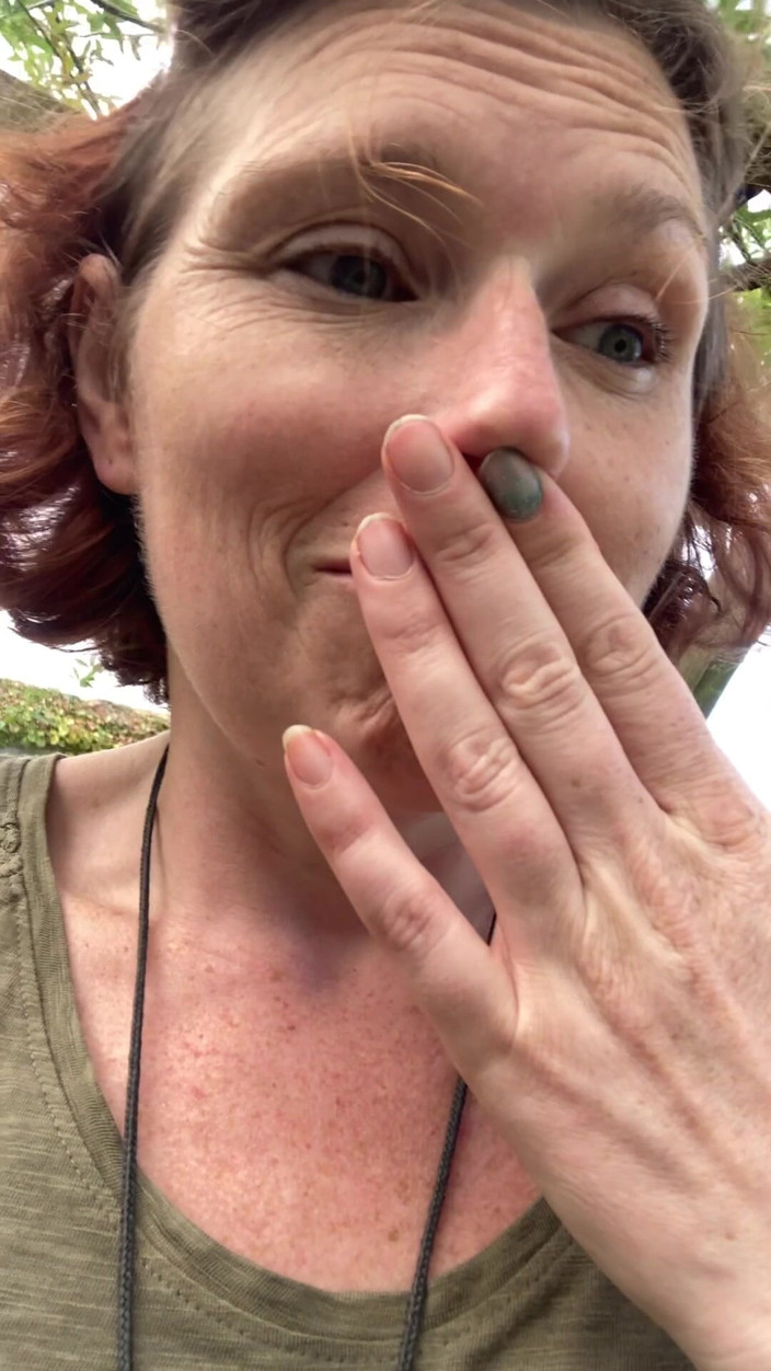 MistressWriggler: Annuso le dita della mia figa puzzolente in un giardino...