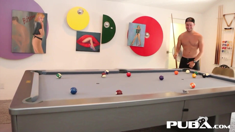 PUBA: Brooke Brand brinca de bilhar sexy com bolas de Vans