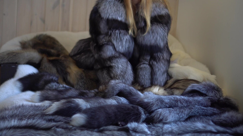 Ruda Cat: Brincando e provocando com muita pele! Masturbação em um casaco...