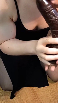 Maricas em um vestido e meias recebe duplo recheado
