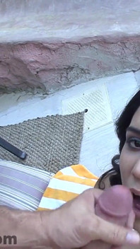 苗条的拉丁女郎tia Cyrus在泳池边的第一人称视角口交