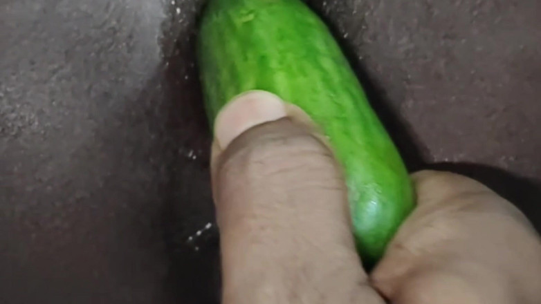 English Bhabhi: Mio marito mi ha allargato la figa mettendoci il cetriolo.