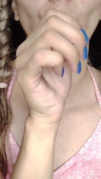 Ich Lecke Meine Dünnen Finger Und Bekomme Eine Große Menge Sperma Auf Meine Prallen Lippen.