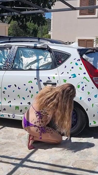 Une brune sexy à gros nichons taille une belle pipe sur un parking