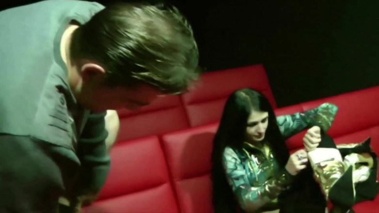 Videos Francaises: Bu Fransız hatun sinemada büyük miktarda döl alıyor