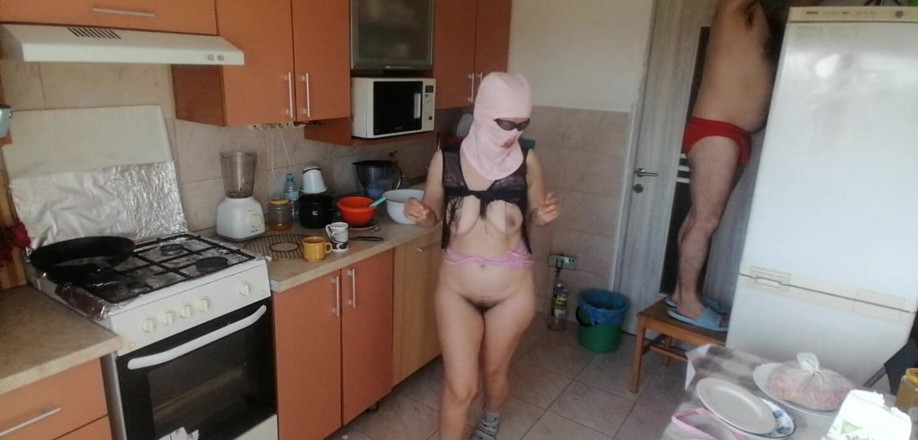 Mirsur: Koppel plezier in de keuken. Sexy vrouw doet naakt klusjes...