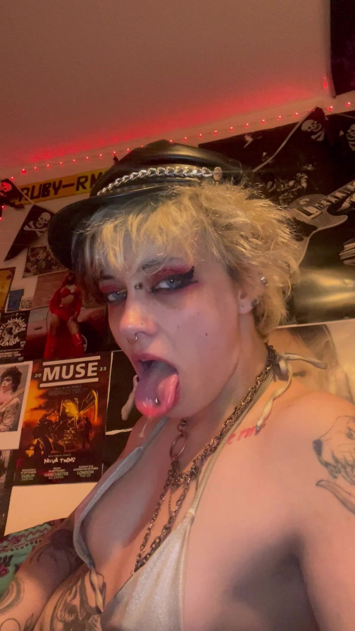 Glitterqueen1999: Goth Dziewczyna Glitterqueen1999 rozciąga nos guziku z Ni