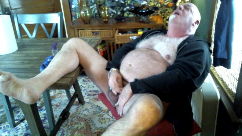 beardaddychub: Beardaddychub honí na kameru