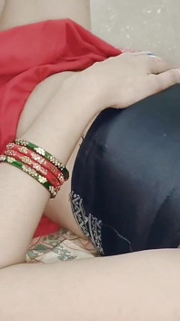 Bini baru berkahwin yang cantik Beromen Saree & Mengongkek Video HD Penuh