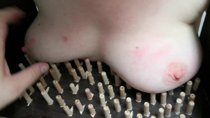 Bouncy Tits Action: Tittenbestrafungsmaschine