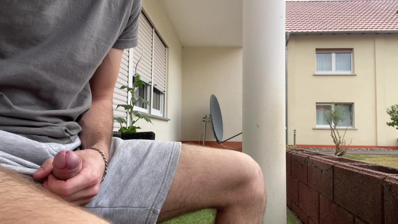 boyzxy212_2: Băiat Rus Jucându-se Cu Penisul Pe Terasă. Foarte Riscant