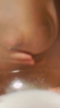 Ibu-ibu seksi dengan toket besar alami lagi asik peras susunya
