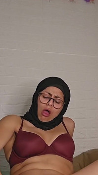 Sexy arabská manželka Mia Niqab skáče na 12 palcové bbc dildo