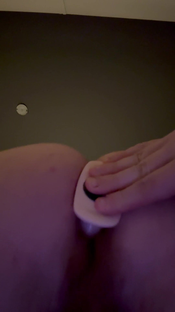 Bigwhitecock: Aku lagi asik ngentot pantatku pakai buttplug ukuran raksasa
