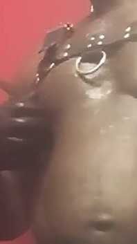 Cinto de couro, musculosa, vibrando cenas de brinquedo e porra