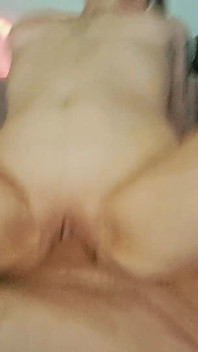 Kontol besar ngentot tenggorokanku dan crot di sekujur tubuhku