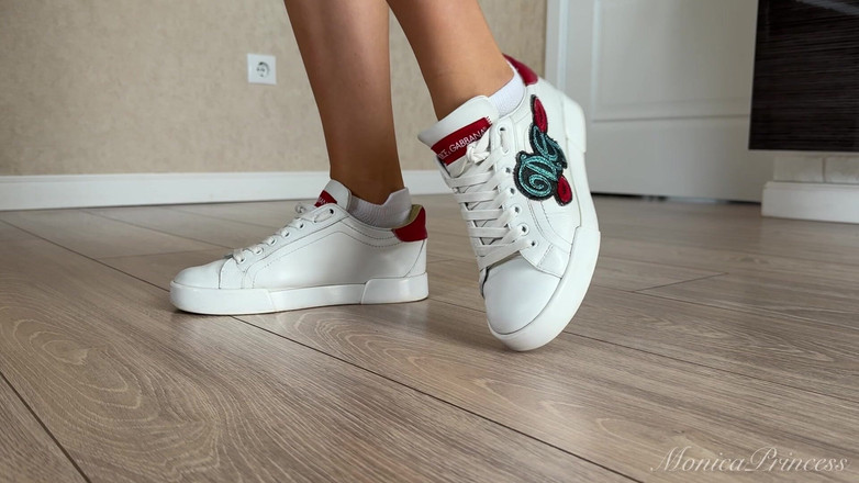 Princess Monica: Meus tênis se apresentam e sussurram feliz aniversário tocando