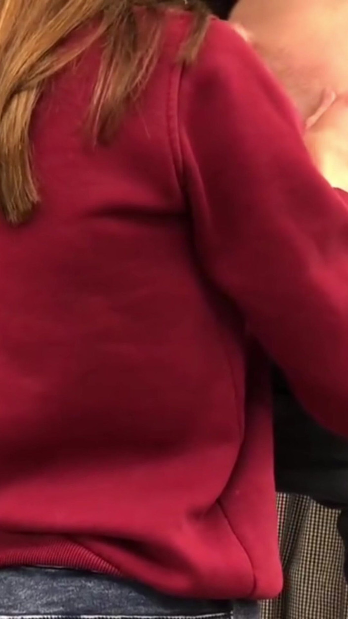 MaybeNatty: Blowjob berisiko - mengisap kontol teman di tempat kerja