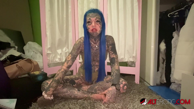 Alt Erotic: Amber Luke’s quarantined solo masturbation
