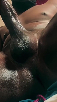 Streichelt ihren echten dildo, riesigen bbc, bis er teil 1 kommt