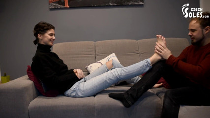 Czech Soles - foot fetish content: Nikola's eerste voetaanbidding in haar leven!