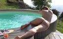 Watch for beauty: Süper ateşli ellie luna havuz kenarında fotoğraf çekiminin tadını çıkarıyor ve birkaç...