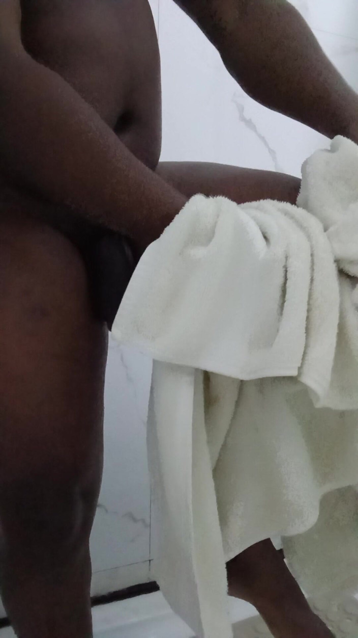 Bumba: Aku ingin berhubungan seks dengan pelacur favoritmu dan yang terbaik...