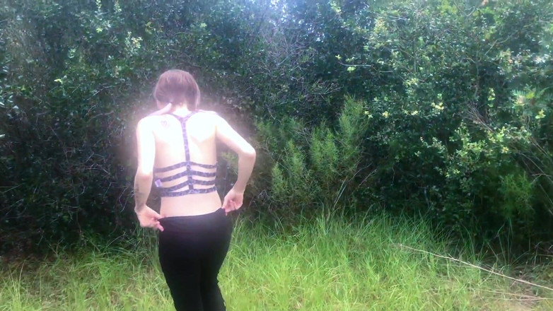 kactus kutie: 辫子女孩在森林里撒尿