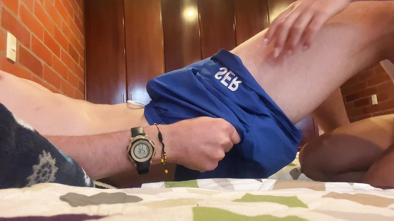 bitchsultry: 继妹看到我早上的勃起并帮助我