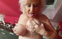 PureVicky66: Duitse oma toont haar enorme doorhangende borsten