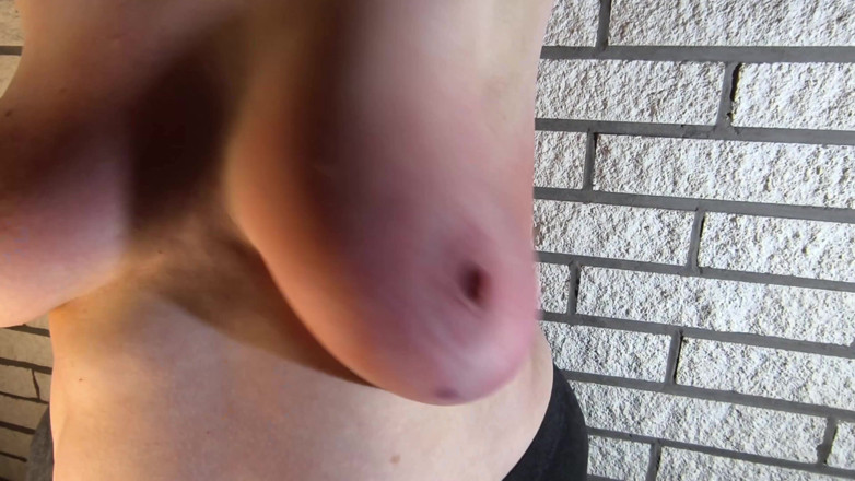 Bouncy Tits Action: 발렌타인 데이에 그녀의 벌거 벗은 젖탱이를 사용하여
