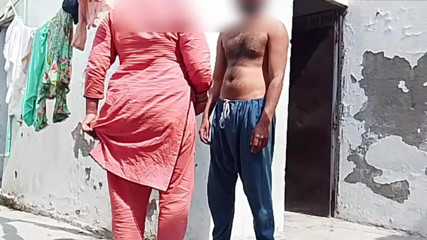 Abida sexy: Bhabhi India semok mengisap kontol dan disetubuhi